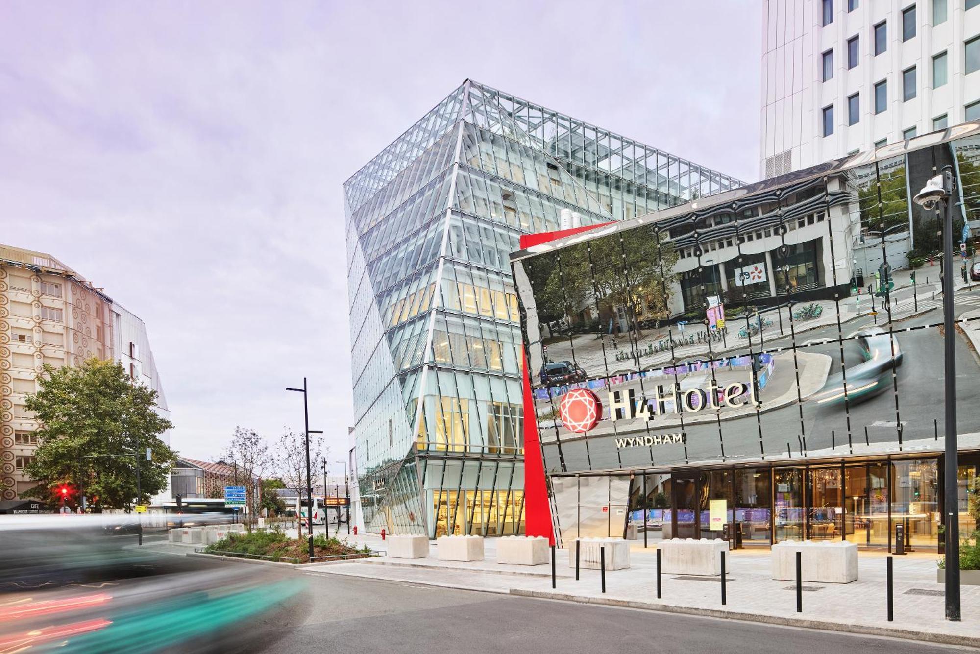 H4 Hotel Wyndham Paris Pleyel Resort Saint-Denis  Exteriör bild
